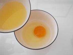 鸡蛋中加入玉米油和细砂糖搅拌均匀