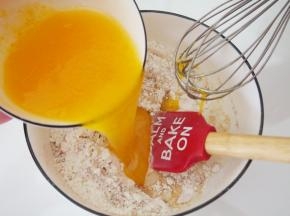 蛋液加入面粉中，揉成面团