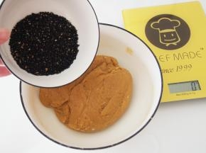 加入黑芝麻，拌匀