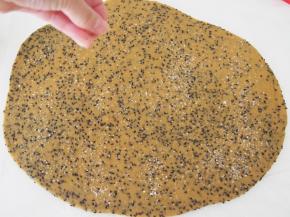 擀成3mm面片，撒上一层细砂糖