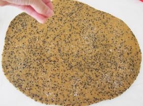 擀成3mm面片，撒上一层细砂糖