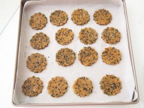 用模具刻出形状，放入铺了油纸的烤盘中