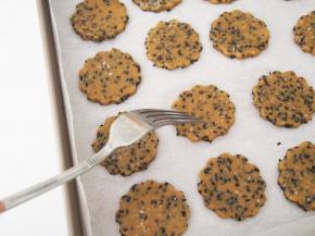 用叉子叉上小孔，150度中层上下火20分钟左右