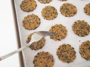 用叉子叉上小孔，150度中层上下火20分钟左右