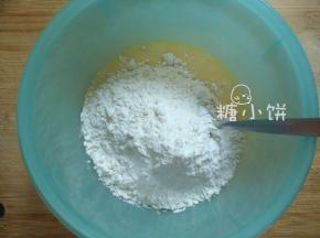加入低筋面粉（面粉不过筛也无所谓）