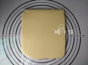 放入保鲜袋中擀平，厚度8mm-1cm。送入冰箱冷藏2-3个小时方便整形。