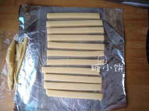 取出后修正一下边角，先切条