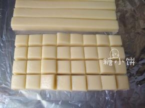 再切块。我目测是切成1.2-1.5cm见方的小块状