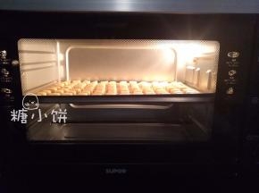 摆在铺好油纸的接渣盘上，间隔不需要留很多，因为这个入炉膨胀很少。