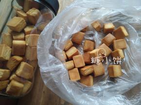 中层，上火180℃，下火160℃，烤20-22分钟即可。
烤色可以根据自己喜好调整，个人觉得烤出焦糖色会比较香一点。
成品图的拍摄效果有点旧旧的感觉，这张图是本色~