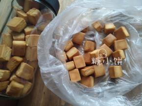 中层，上火180℃，下火160℃，烤20-22分钟即可。
烤色可以根据自己喜好调整，个人觉得烤出焦糖色会比较香一点。
成品图的拍摄效果有点旧旧的感觉，这张图是本色~