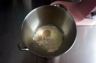 将面团食材中除黄油外的食材放入厨师机，先低速1档和面至无干粉状态，然后转3档和面3分钟。