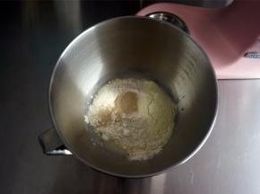 将面团食材中除黄油外的食材放入厨师机，先低速1档和面至无干粉状态，然后转3档和面3分钟。