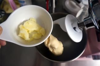 面团揉至筋性时，加入软化的无水黄油。