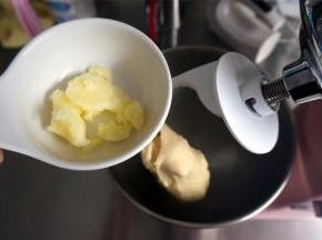 面团揉至筋性时，加入软化的无水黄油。