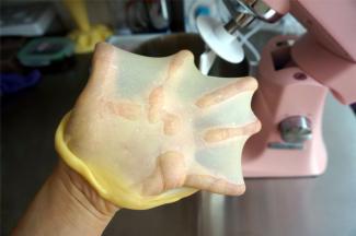 先低速后高速和面，直至面团能拉出无絮状的手套薄膜为止。