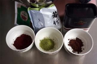 准备红曲粉（甜菜根粉更好），抹茶粉（菠菜粉更好），可可粉（深黑可可粉更好）。