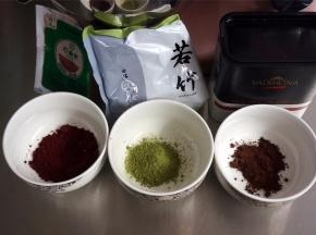准备红曲粉（甜菜根粉更好），抹茶粉（菠菜粉更好），可可粉（深黑可可粉更好）。