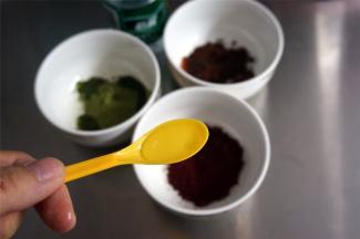 分别加入适量的热水，少量少量地加，用勺子混合，不必混合为糊状，残留些许粉粒，略干的程度即可。