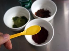 分别加入适量的热水，少量少量地加，用勺子混合，不必混合为糊状，残留些许粉粒，略干的程度即可。