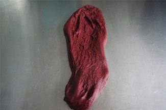 称量41克面团加入可可粉，110克的面团加入抹茶粉，100克原色面团，剩余的面团加入红曲粉，用揉搓的手法让色粉分别与面团混合。