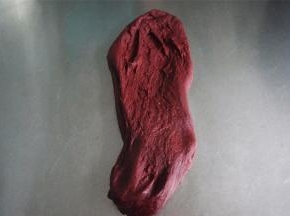 称量41克面团加入可可粉，110克的面团加入抹茶粉，100克原色面团，剩余的面团加入红曲粉，用揉搓的手法让色粉分别与面团混合。