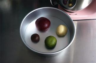 揉好的各色面团放入容器中，盖上保鲜膜，放温暖处发酵。