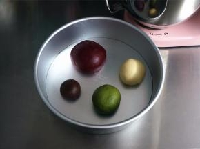 揉好的各色面团放入容器中，盖上保鲜膜，放温暖处发酵。