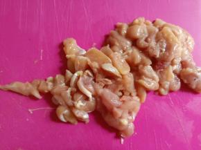 鸡腿肉洗净切块。