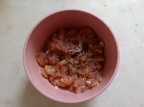 加少许黄酒、盐、黑胡椒腌渍一会。