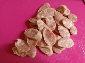 香肠切片。