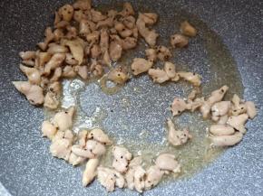 锅内放少许油，加入鸡腿肉翻炒至变色。