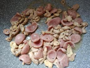 加入香肠翻炒。