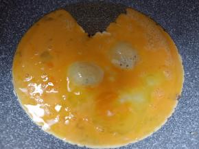 锅内重新放油，放入鸡蛋翻炒。