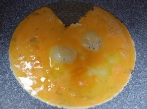 锅内重新放油，放入鸡蛋翻炒。