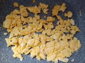 将鸡蛋炒散。