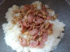 加入炒好的香肠和鸡腿肉，炒匀。