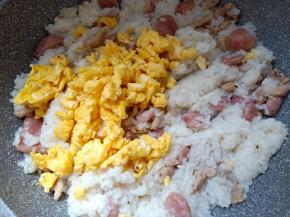 加入炒好的鸡蛋翻炒。