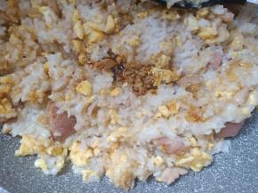 加少许酱油炒匀。