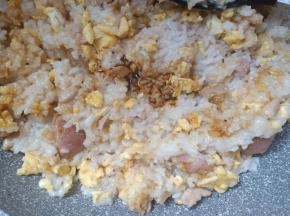 加少许酱油炒匀。