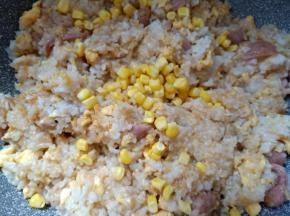 加入玉米粒翻炒片刻，加少许盐调味即可。