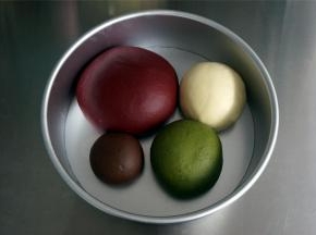 夏天室温发酵约1小时左右。冬天可以用烤箱发酵。