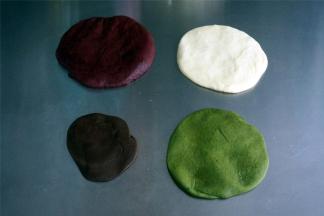 用手轻轻压出面团内的空气并收圆。