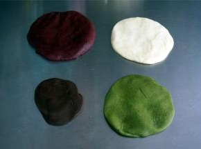 用手轻轻压出面团内的空气并收圆。