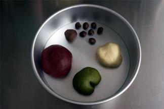 称量切割各部位的面团，其中可可面团分成3克一个的小面团共7个，剩下的可可面团约20克左右，揉圆。