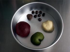 称量切割各部位的面团，其中可可面团分成3克一个的小面团共7个，剩下的可可面团约20克左右，揉圆。