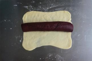 将原色面团擀成21*22的面片，然后将红色面团包裹住。