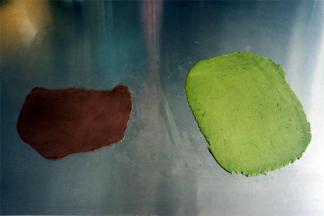 将绿色和剩余的可可面团分别擀成面片，其中绿色的面片21*22厘米，可可面片随意。