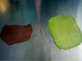 将绿色和剩余的可可面团分别擀成面片，其中绿色的面片21*22厘米，可可面片随意。