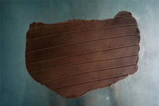 用轮刀切割可可面片，切成条状。